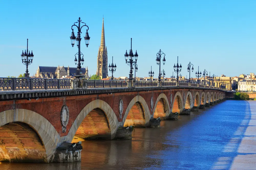 Pont de pierre sur la Garonne et flèche Saint-Michel
