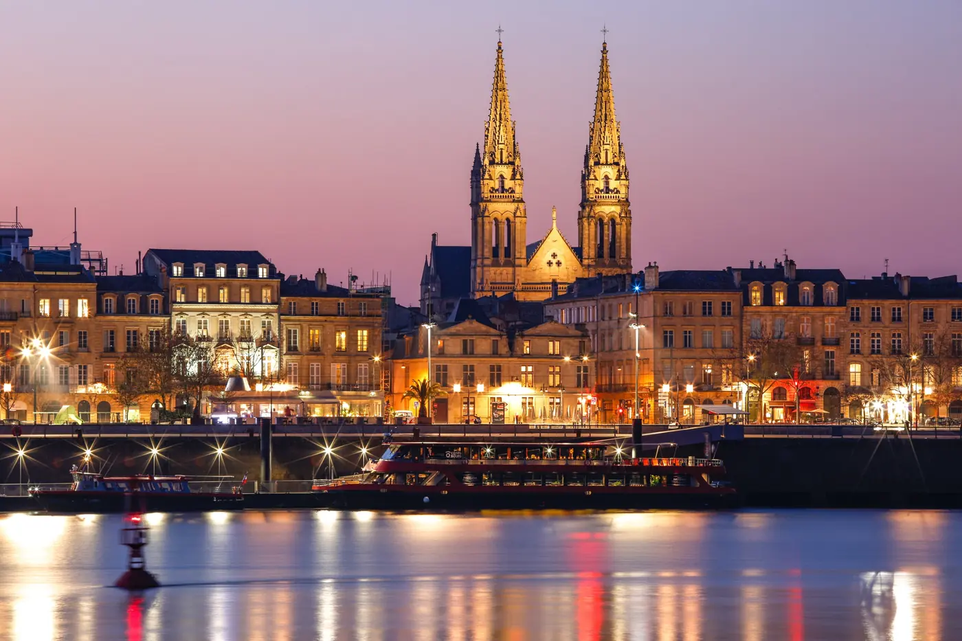 Quais des Chartrons illuminés au crépuscule, reflets sur la Garonne